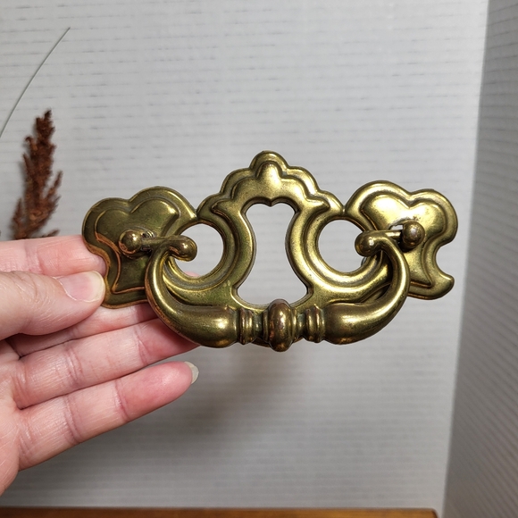 Vintage ILCO Unican Batwing Cutout Drop Bail Brass Drawer Pulls and Key Plate - Picture 12 of 16